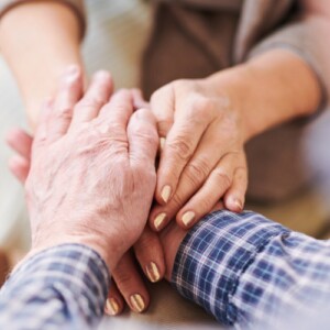 senioren halten ihre hände nach einer diagnose von krebs