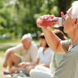 senioren müssen täglich ausreichend wasser trinken und herzprobleme verhindern