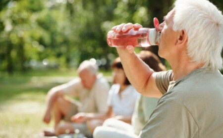 senioren müssen täglich ausreichend wasser trinken und herzprobleme verhindern