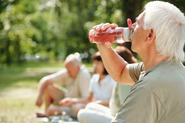 senioren müssen täglich ausreichend wasser trinken und herzprobleme verhindern