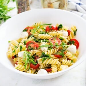 sommerlicher Nudelsalat Fusilli mit Mozzarella und Tomaten