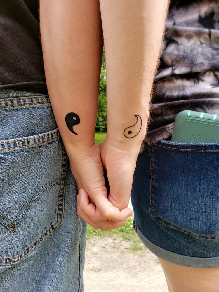 zartes Tattoo Handgelenk kleine Freundschaftstattoos Frauen