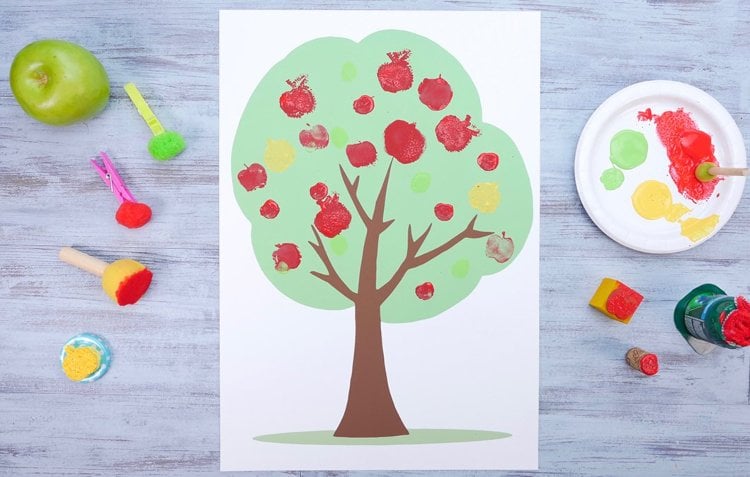 Apfelbaum basteln aus Papier stempeln Anleitung für Kinder im Grundschulalter