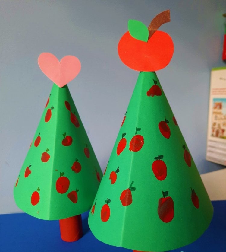 Apfelbaum basteln mit Kindern aus Klopapierrollen Ideen für Vorschule