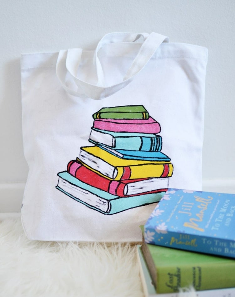 Baumwolltaschen zum Bemalen mit bunten Textilfarben - Bücher malen für die Bibliothek