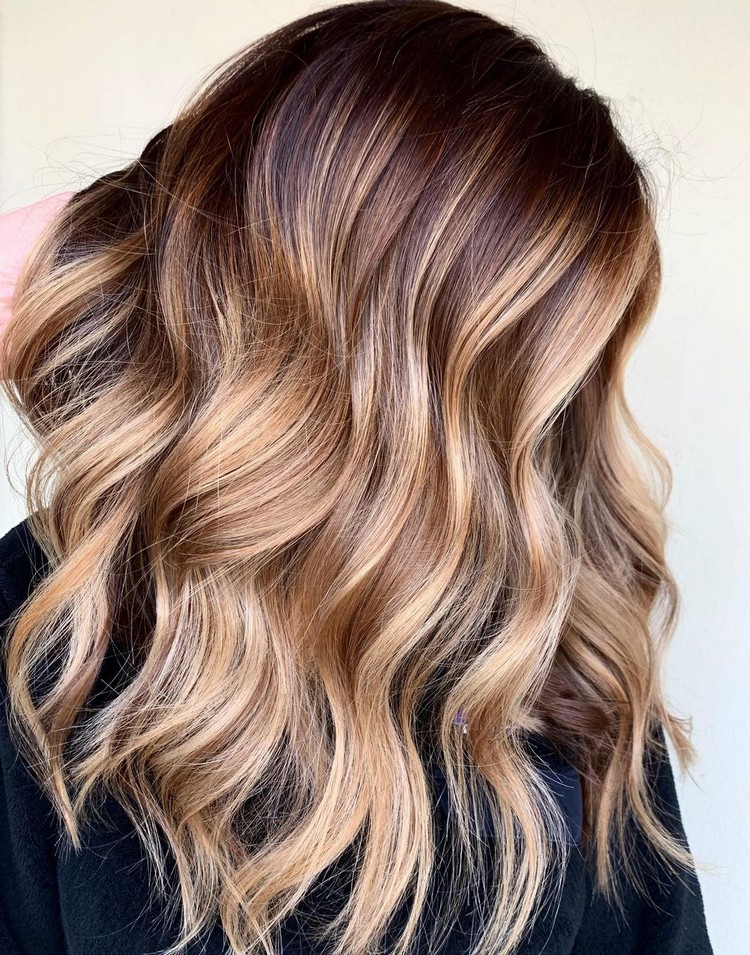 Blonde Haare mit Karamell Highlights Haarfarbe Herbst 2021