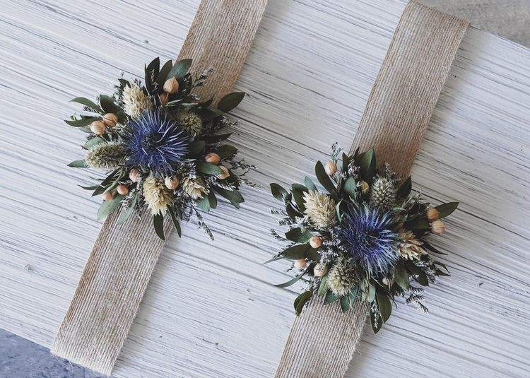 Blumen-Armbänder für Brautjüngfern aus Trockenblumen Disteln