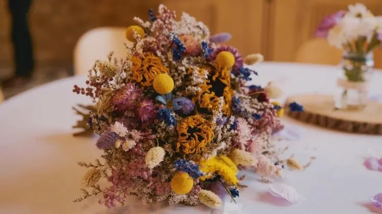 Bunte Wiesenblumen trocknen und für farbenfrohe Blumengestecke verwenden