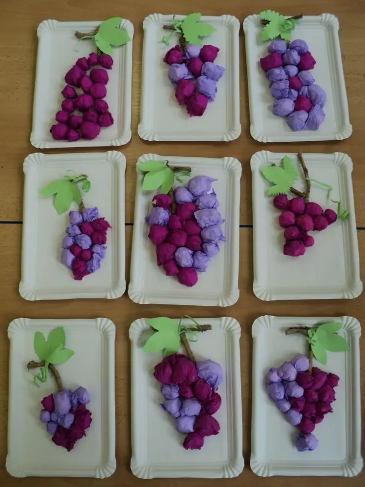 Coole Bastelidee mit Seidenpapier - Weintrauben auf einem Pappteller gestalten