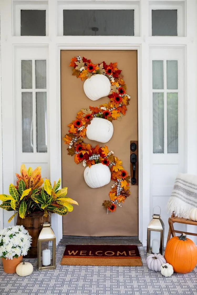Coole DIY Idee für Herbstdeko für die Tür Girlande und Kürbisse