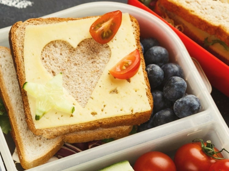 Einfache Ideen für interessantes Frühstückspaket - Käsescheibe mit Herz versehen