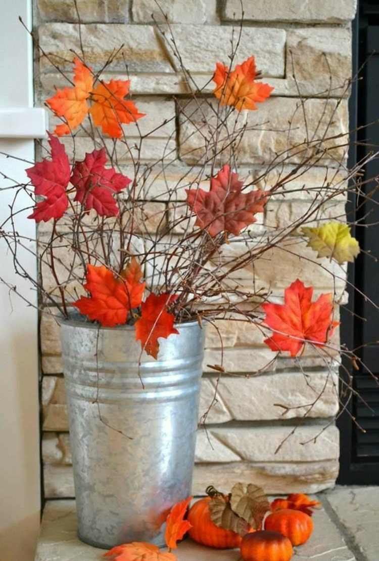 Einfacher Strauß aus Zweigen und echten oder künstlichen Herbstblättern