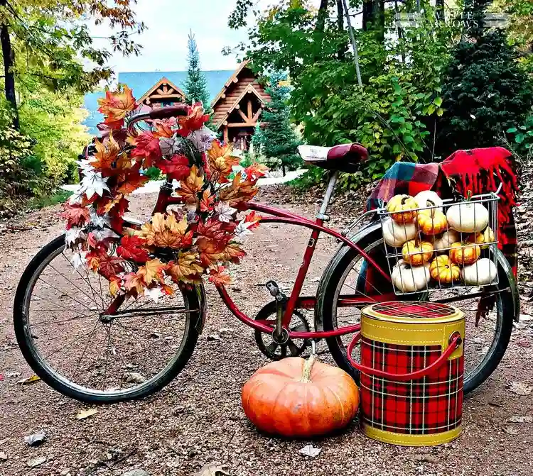 Fahrrad für die Herbstdeko im Außenbereich dekorieren