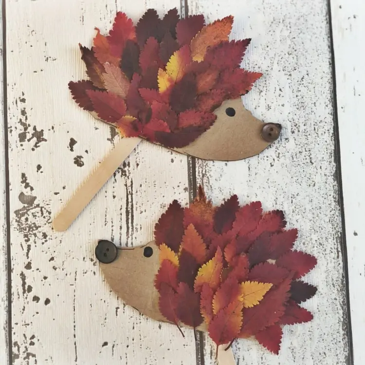 Figuren aus Herbstblätter basteln - Igel aus Pappe und Laub am Stiel
