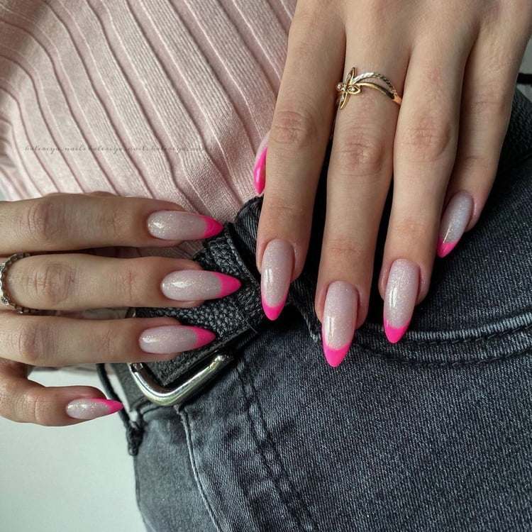 French Stiletto Nägel mit rosa Spitzen
