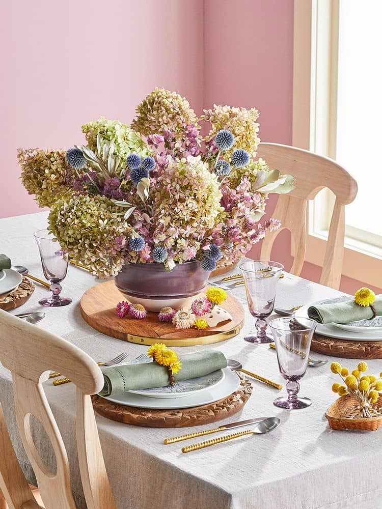 Getrocknete Disteln als Deko mit Hortensien kombinieren Blumengesteck Tischdeko