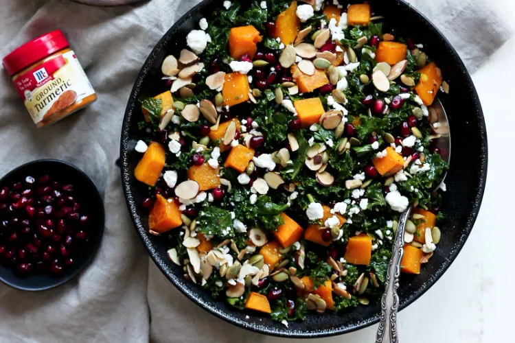 Grünkohl Salat mit geröstetem Kürbis Herbst Rezepte gesund