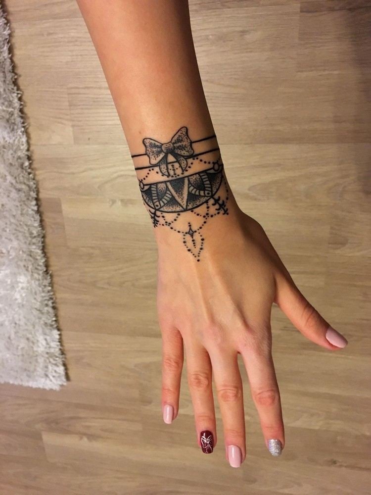 Handgelenk Mandala Tattoo Frau kleine Tattoos mit Bedeutung Bilder