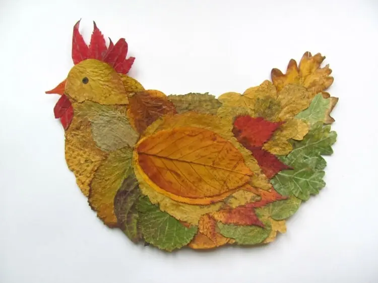 Henne komplett aus Herbstlaub gemacht als Herbstdeko