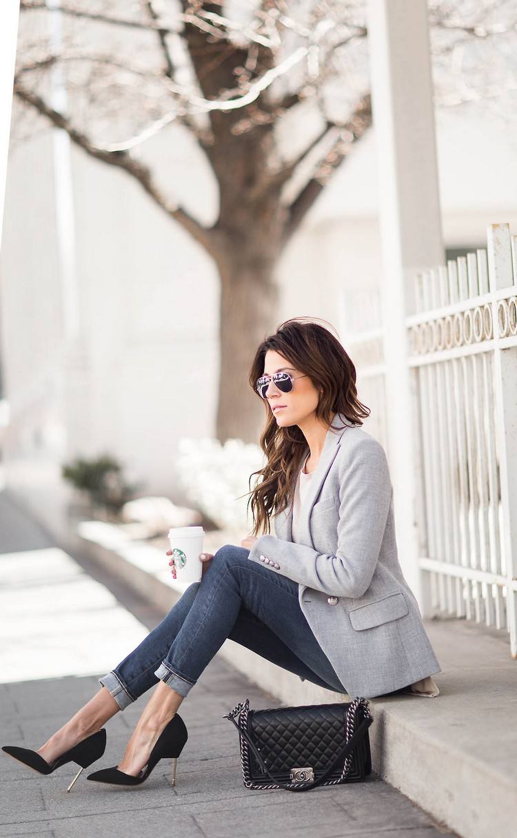 Herbst Business Outfits Frauen Blazer und Jeans kombinieren