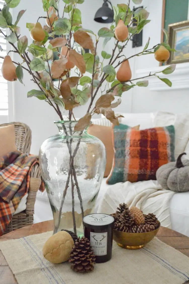 Herbst Deko mit Glasvase - Idee mit Baumzweigen und Birnen