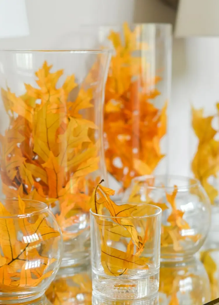 Herbst Deko mit Glasvase in Gelb dank Laubblätter in Gruppen