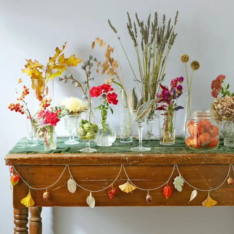 Herbst Deko mit Glasvase in Gruppen und mit Blättern, Blumen und Gräsern