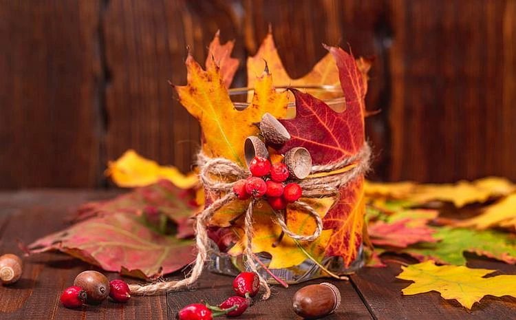 Herbst Deko mit Hagebutten Blättern und Eicheln Teelicht
