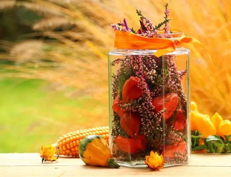 Herbstdeko für den Tisch mit Naturmaterialien im Glas - Blumen und Physalis