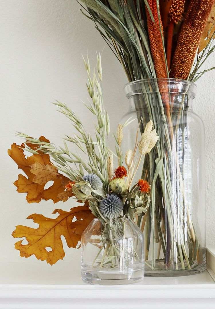 Herbstdeko für innen Kaminsims mit Trockenblumen dekorieren