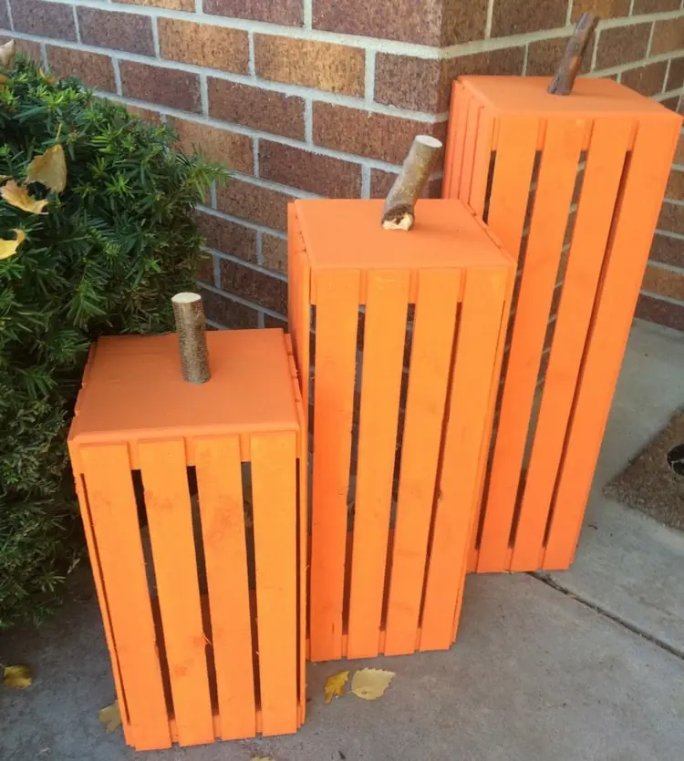 Herbstdekoration selber machen mit Holzkisten in orange für den Eingang