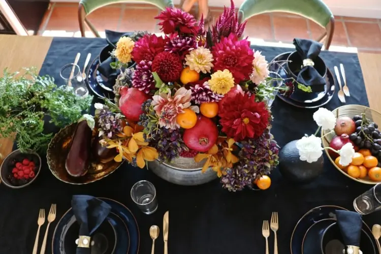 Herbstgesteck in Herbstfarben und mit Früchten für den Tisch