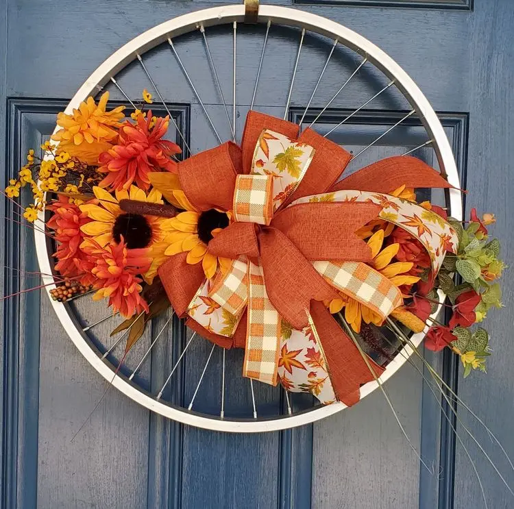Herbstkranz aus Fahrradfelge DIY mit Schleifen und künstlichen Blumen