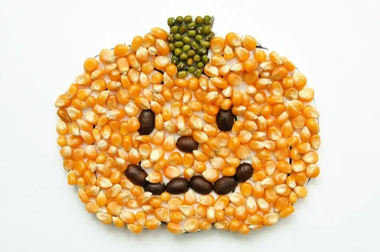 Halloween Kürbis aus Mais, Erbsen und schwarzen Bohnen
