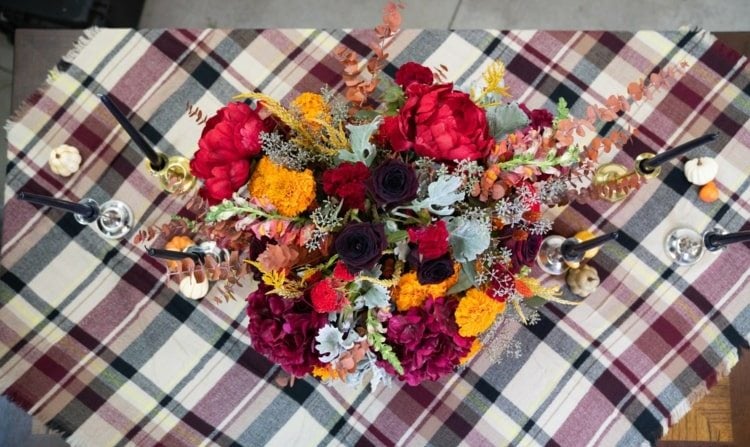 Idee mit echten oder künstlichen Blumen für ein üppiges Tisch-Arrangement