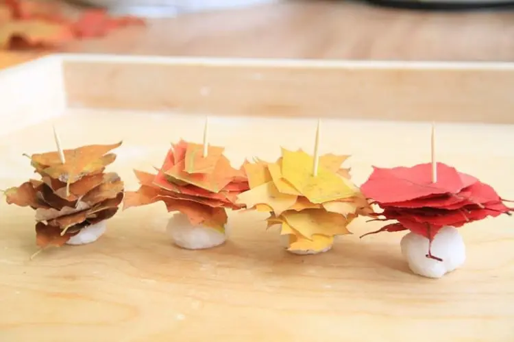 Idee zum Basteln für 2-Jährige im Herbst mit farbigen Blättern - Auf Zahnstocher spießen