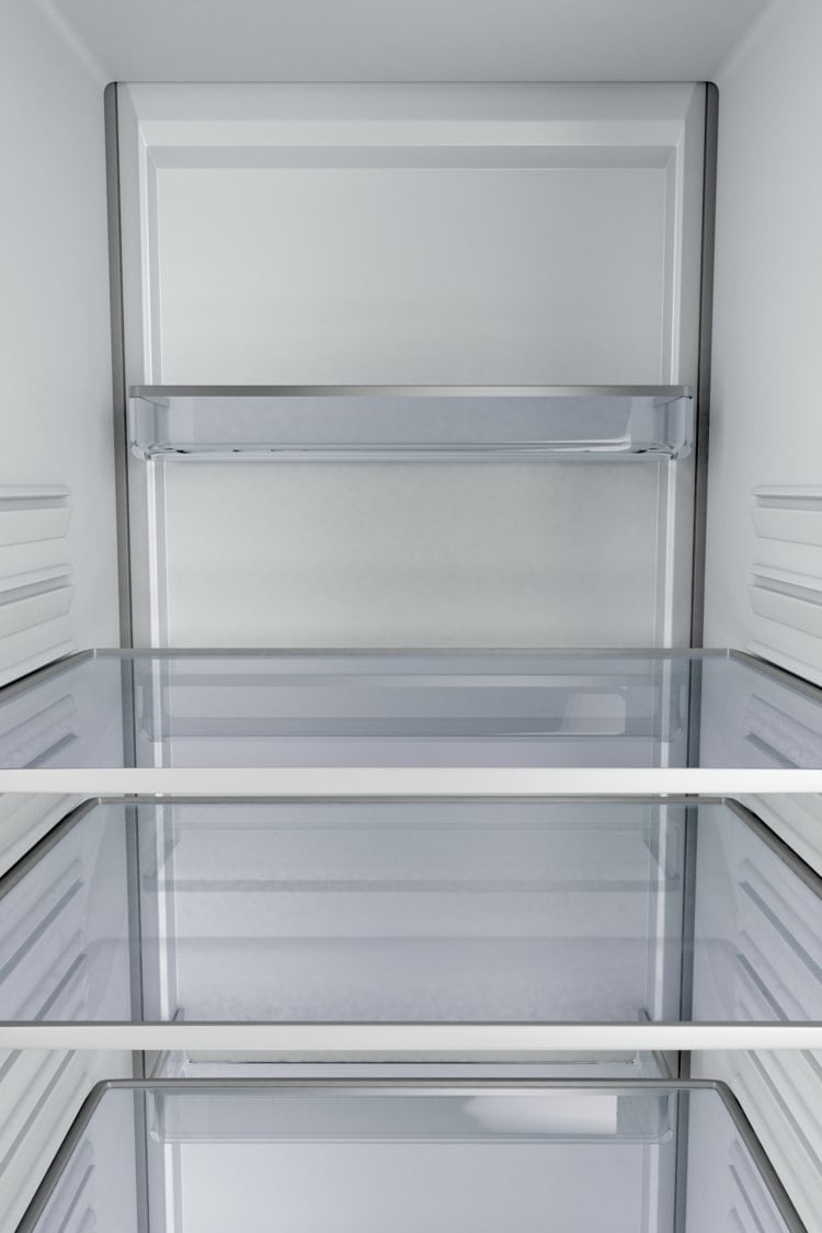 Im leeren Kühlschrank Ordnung mit neuem System schaffen