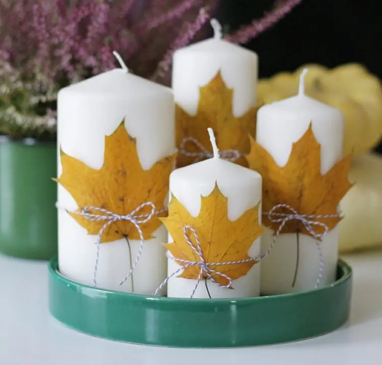Kerzen mit Ahornblättern umwickeln und auf einem Tablett arrangieren