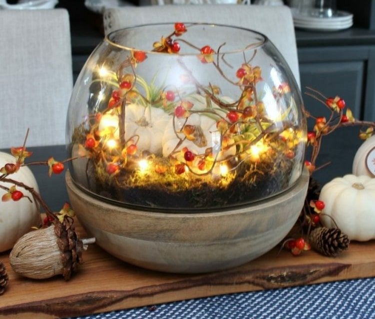 Leuchtendes Gesteck für den Herbst mit künstlichen Beeren und Lichterkette basteln