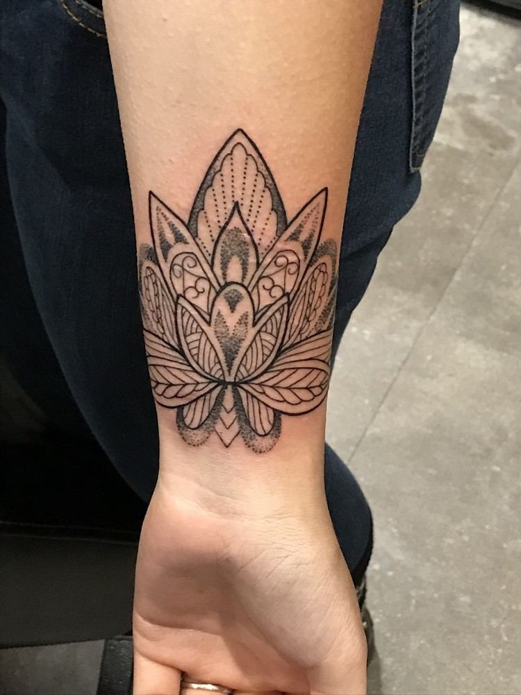 Mandala Handgelenk Tattoo Bilder minimalistische Tattoos für Frauen