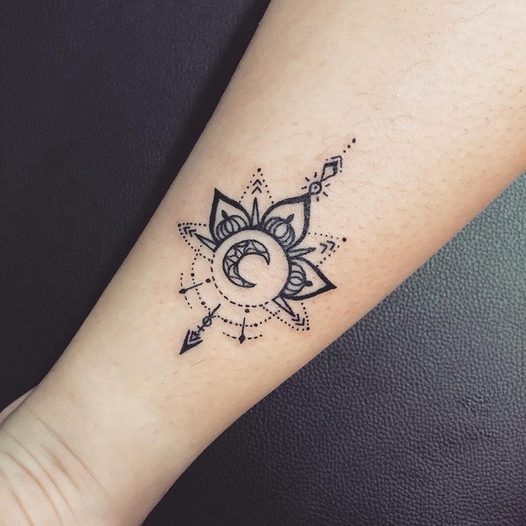 Mandala Tattoo Arm Frau klein Lotusblume Tattoodesign Bedeutung