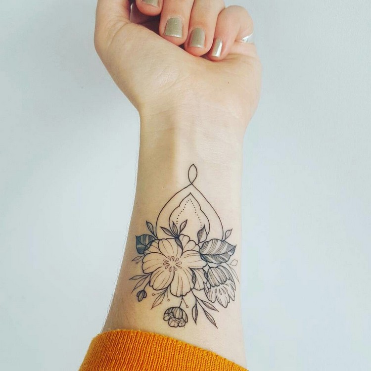 Mandala Tattoo Arm Frau klein minimalistische Tattoos Bilder