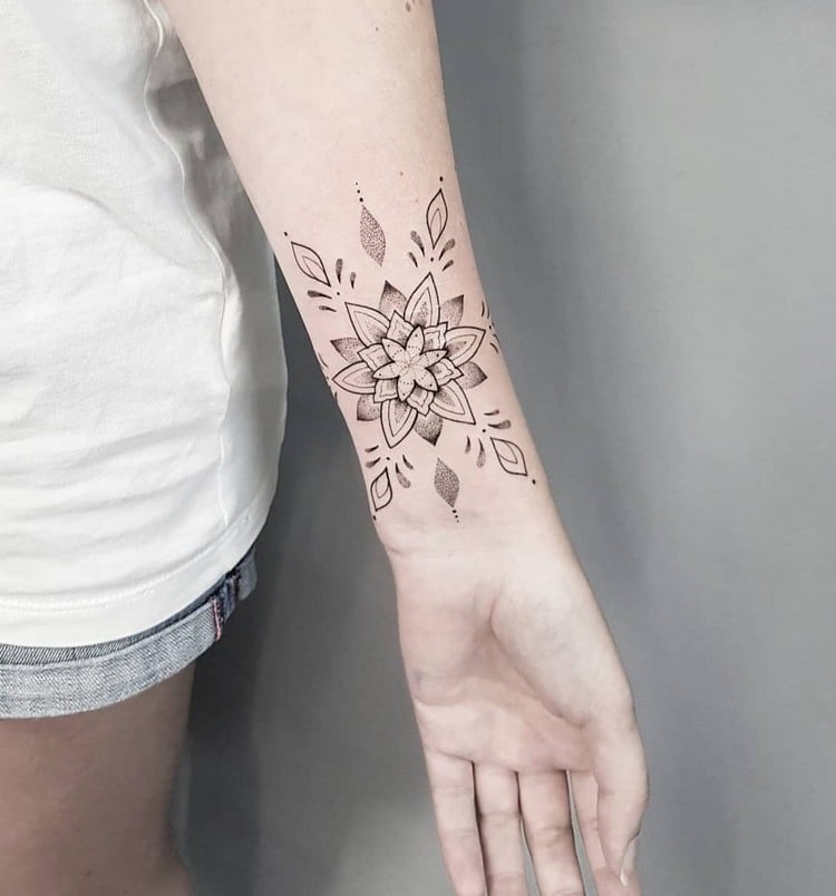 Mandala Tattoo Handgelenk Innen minimalistische Tattoos für Frauen mit Bedeutung