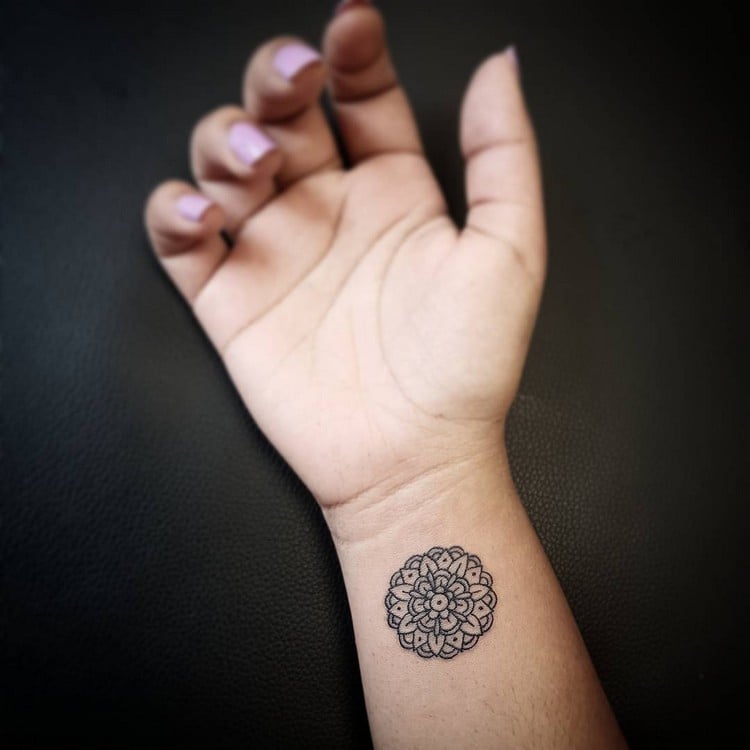 Mini Tattoos für Frauen Mandala Tattoo klein