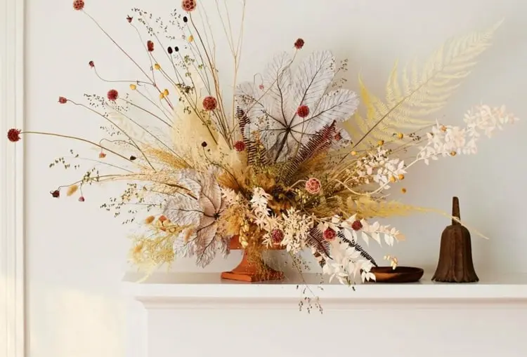 Mit einem zarten Gesteck mit Herbstblättern Tische oder Kaminsims schmücken