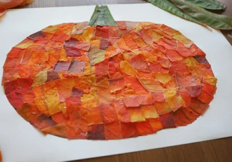 Mosaik-Kürbis aus orangen Blättern - Idee für den Kindergarten oder Grundschule
