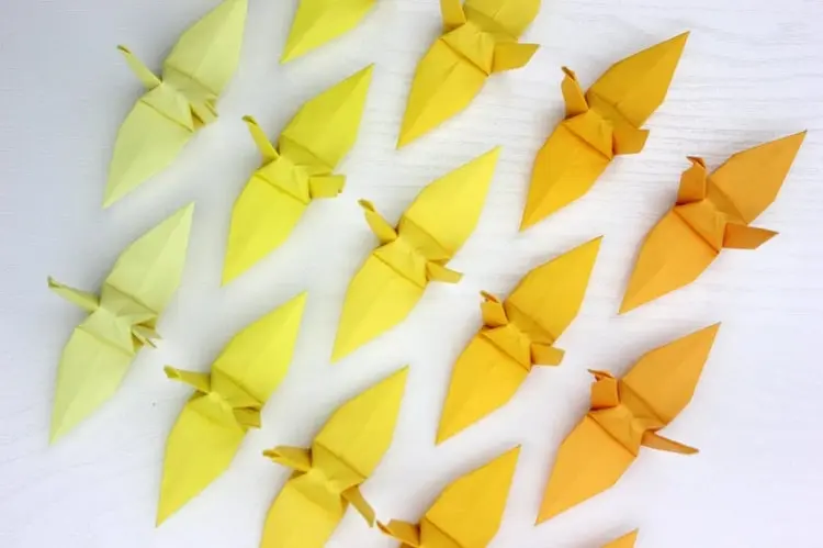 Origami Herbst Deko aus dem Klassiker Kranich herstellen für die Wandgestaltung oder als Vorhang
