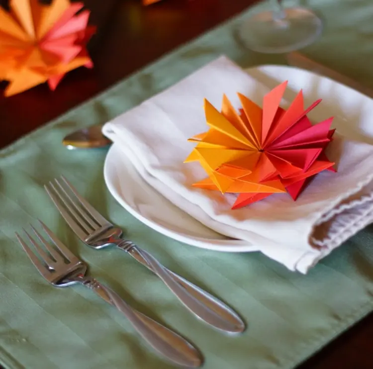 Origami Herbst Deko für den Tisch basteln - Stern in warmen Herbstfarben