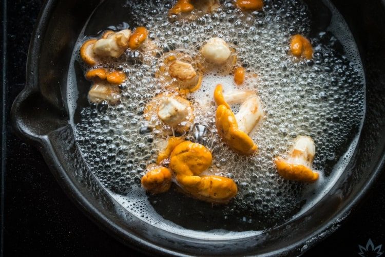 Pilze kochen im eigenen Saft und Öl oder blanchieren vor dem Einfrieren