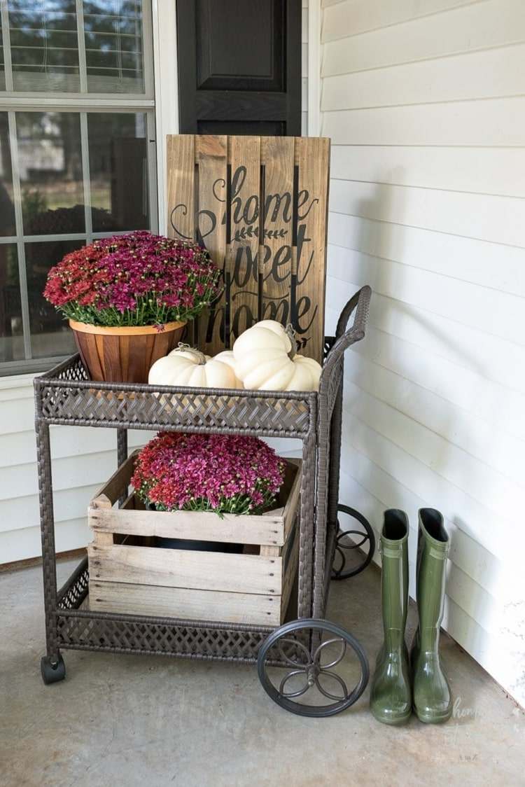 Rustikale Holzkisten Deko für den Herbst mit Blumen in einem Vintage Servierwagen aus Metall